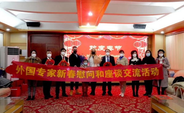 La province du Hebei lance une série d'activités de condoléances du Nouvel An chinois pour les experts étrangers haut de gamme